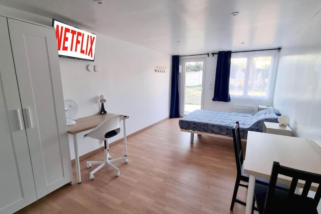 Studio En Rez De Jardin Avec Terrasse Privee - Le Petit Chateau Avesnois - Tv - Wifi - Logement Complet Avesnes-sur-Helpe Zewnętrze zdjęcie